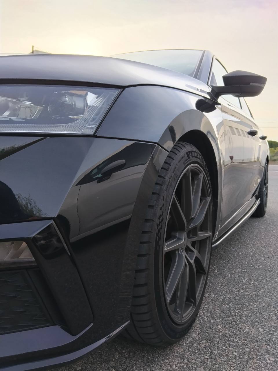Perspectiva del frontal de un Škoda Octavia oscuro y su llanta deportiva