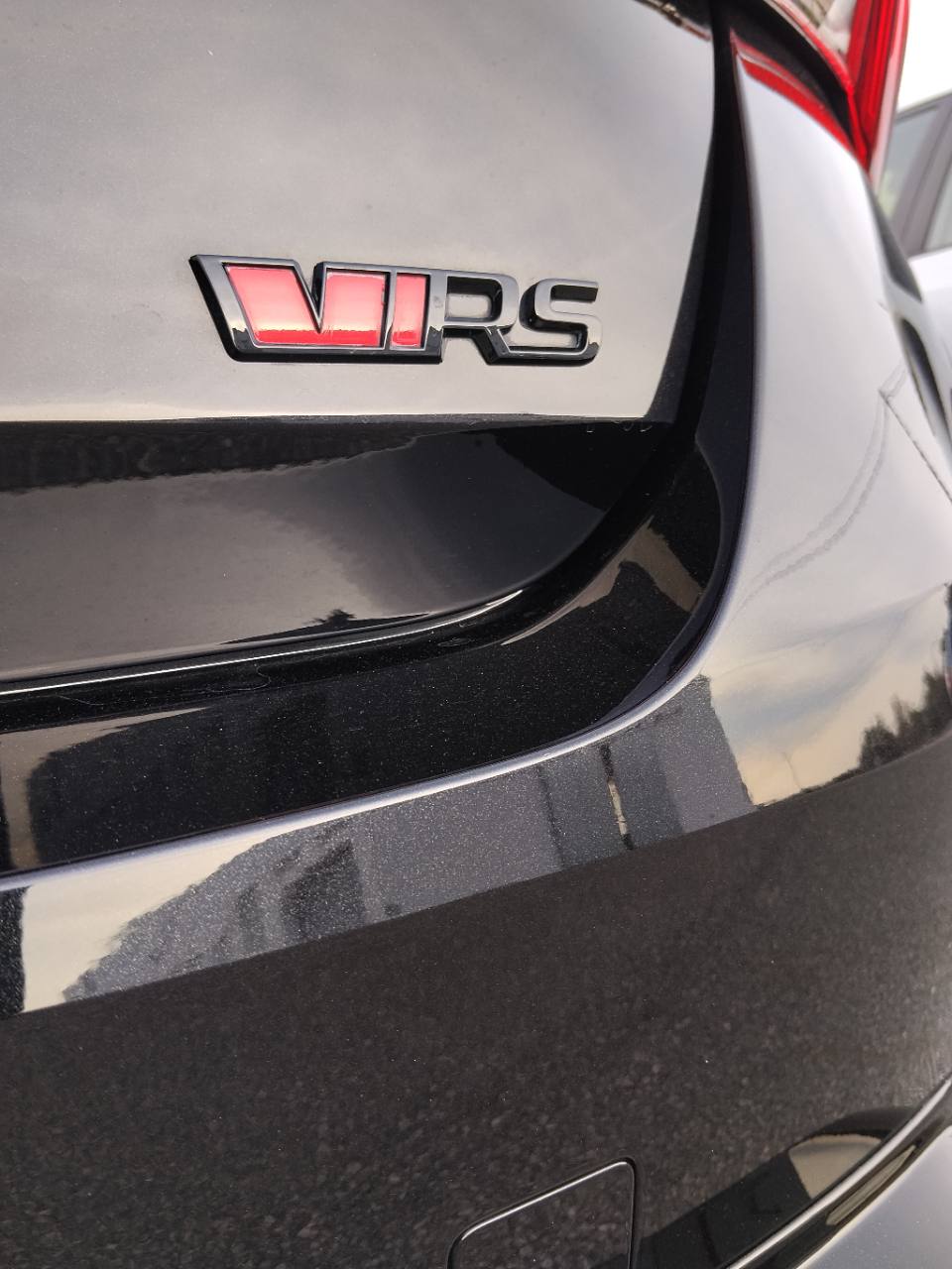 Detalle del emblema vRS sobre la carrocería